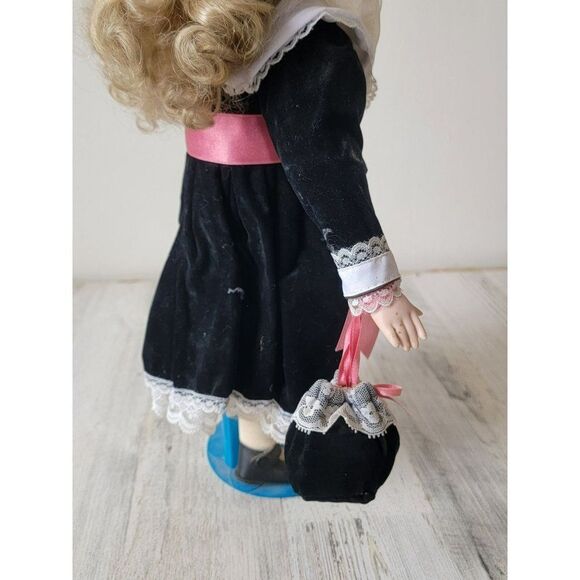 Brinn's Lindsey porcelain doll collectible decor figure - Picture 11 of 16
